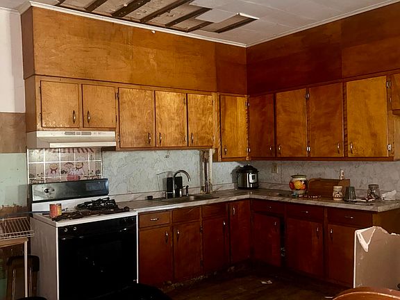 4th image of 158 S Pleasant Street