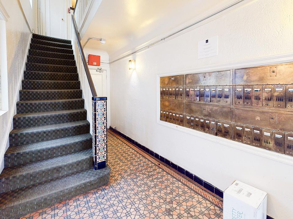 Lobby / Mailboxes