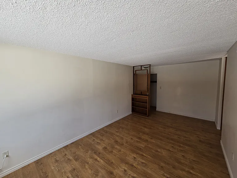 3930 Robinson St — Photo 4
