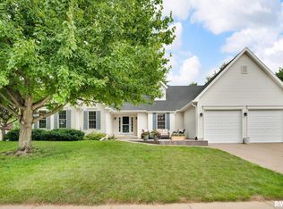 1039 Bluff Ln, Le Claire, IA 52753