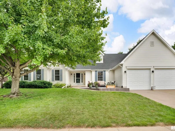 1039 Bluff Ln, Le Claire, IA 52753