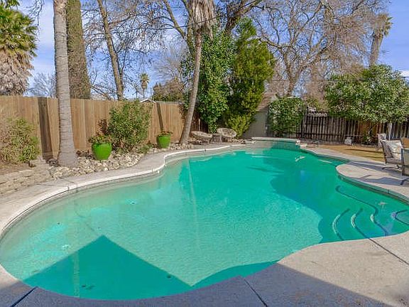3rd image of 1379 Parkview Dr