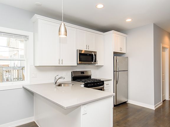 3rd image of 1619 N Maplewood Ave APT 1R