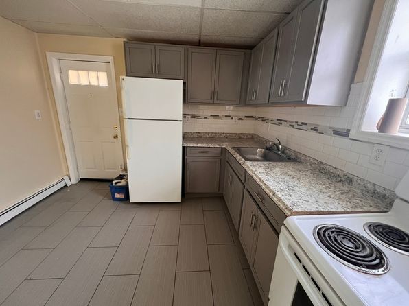 824 Main St APT 2R