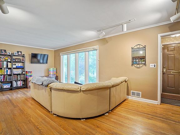 2nd image of 21 Roosevelt Ave