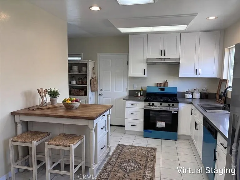 4565 E Carson St — Photo 3
