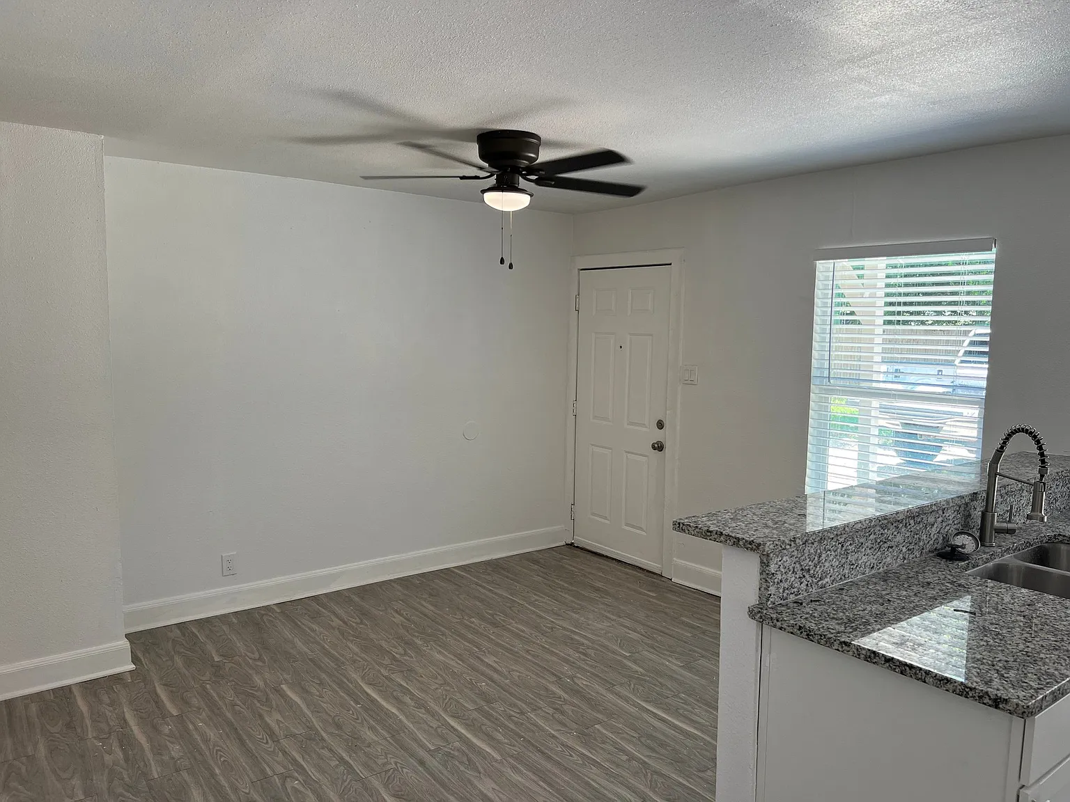 Charming Single Unit Home in San Antonio | 818 Hampton St | $1350/mo — Photo 2