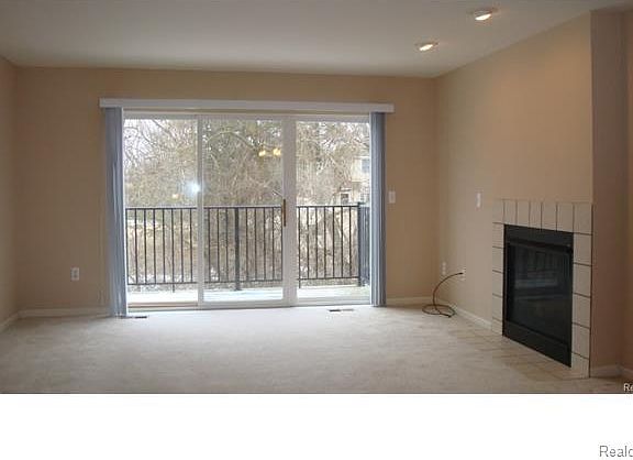 5th image of 798 Sandalwood Dr #1