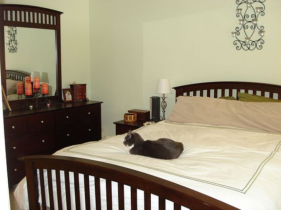 Master Bdrm has walkin cl.