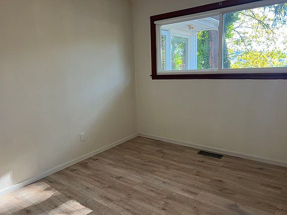 3rd image of 1650 109th Ave SE