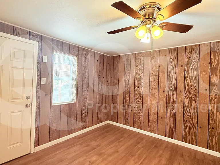 300 W 9th St — Photo 2