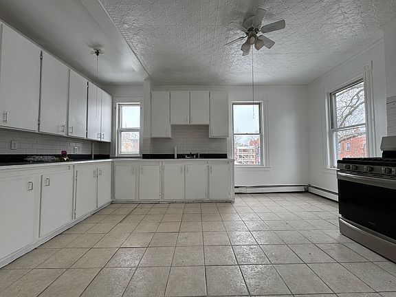 3rd image of 115 Putnam St #3