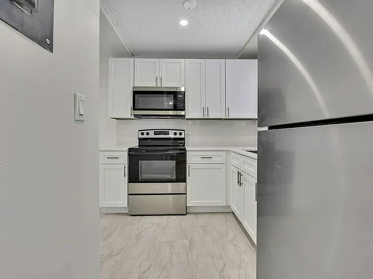 Tidewater Apartments — Photo 18