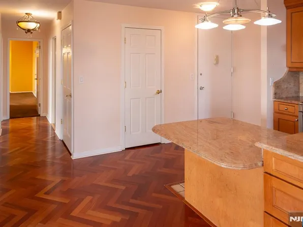 555 North Ave APT 20F, Fort Lee, NJ 07024
