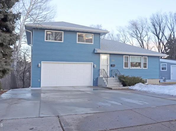 1017 E Highland Acres Rd, Bismarck, ND 58501