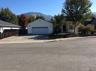 1711 Blue Moon Ln, Grants Pass, OR 97527