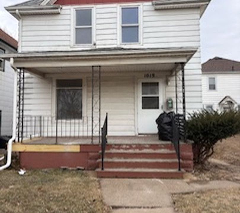 1st image of 1019 W 5th St