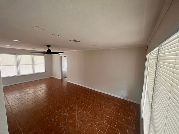 4th image of 301 Baker Dr