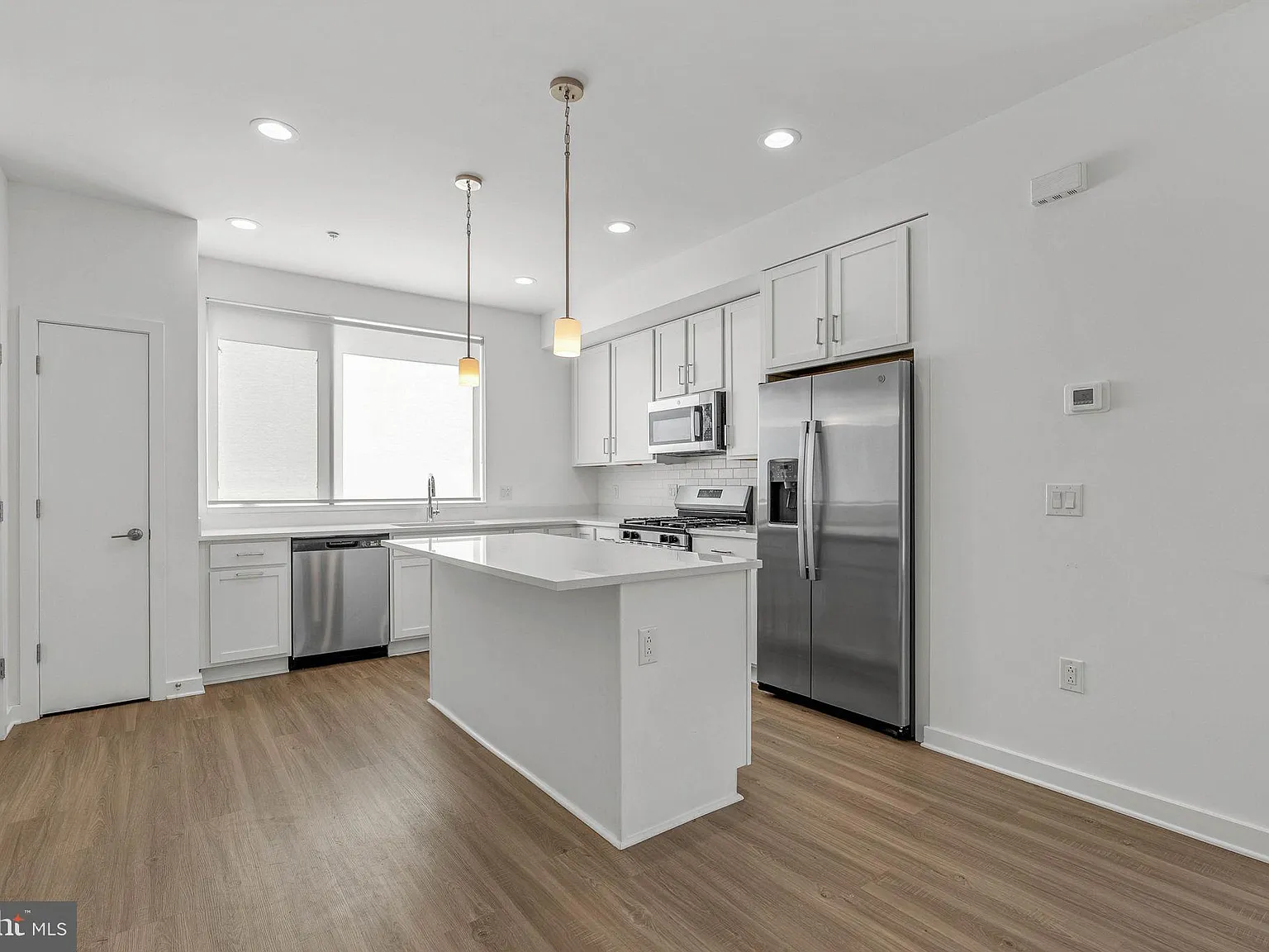 3 bed, 3.5 bath, 1500 sqft, $3,300 — Photo 4