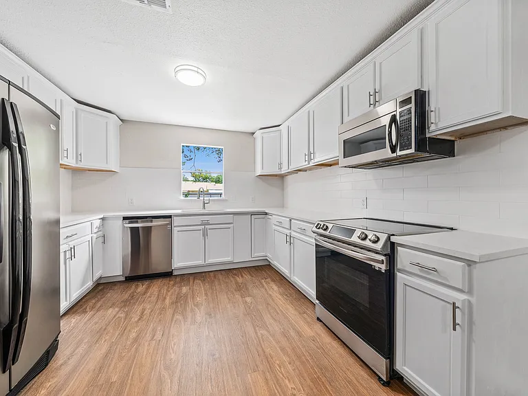 11700 N Oak St — Photo 23