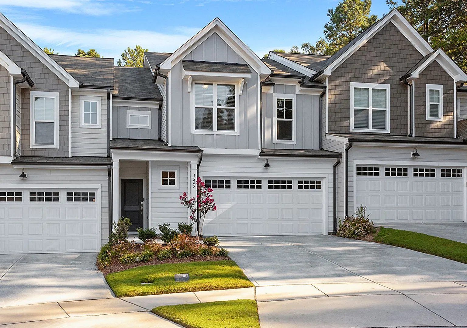 Modern 3 Bedroom Townhome With Fenced Yard! — Photo 3