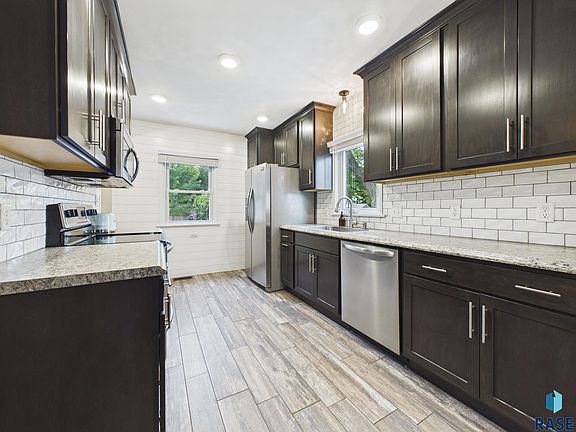 4th image of 1012 S Willow Ave