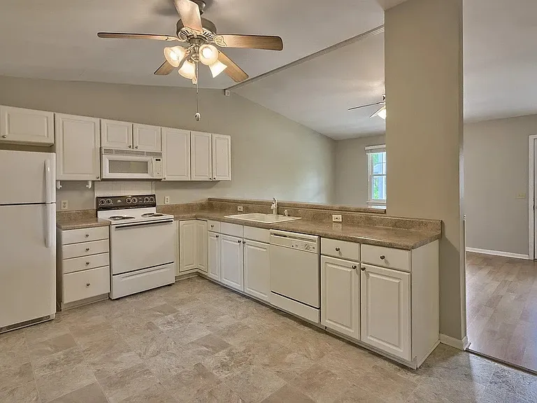 1111 Lancaster St — Photo 5