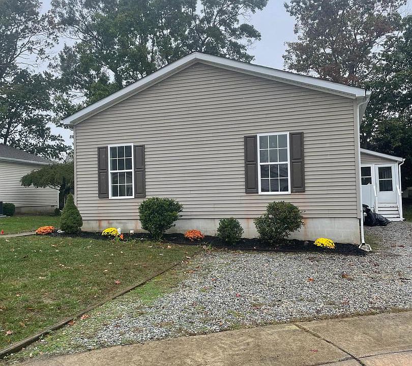 2nd image of 11 Maple Ct
