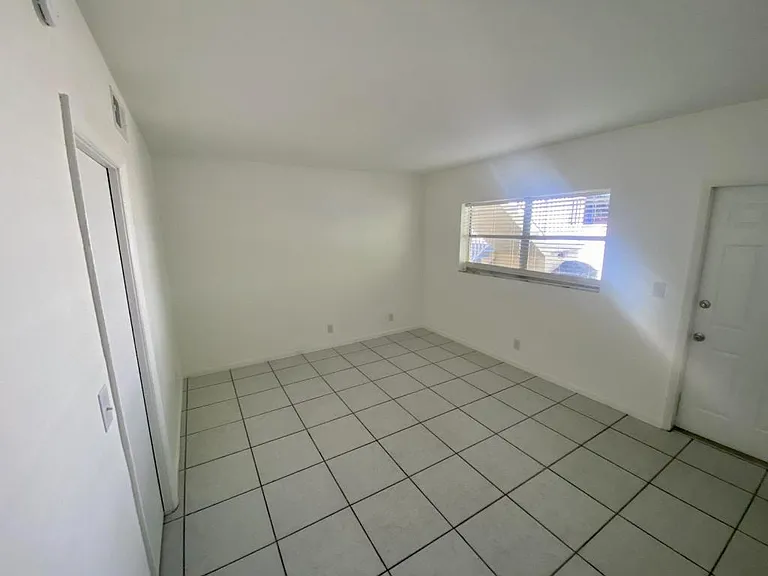 1033 NW 30th Ct #3 — Photo 9