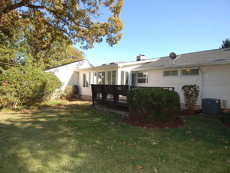 727 Graham St — Photo 18