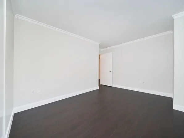 160 Riverside Boulevard image 13 of 14