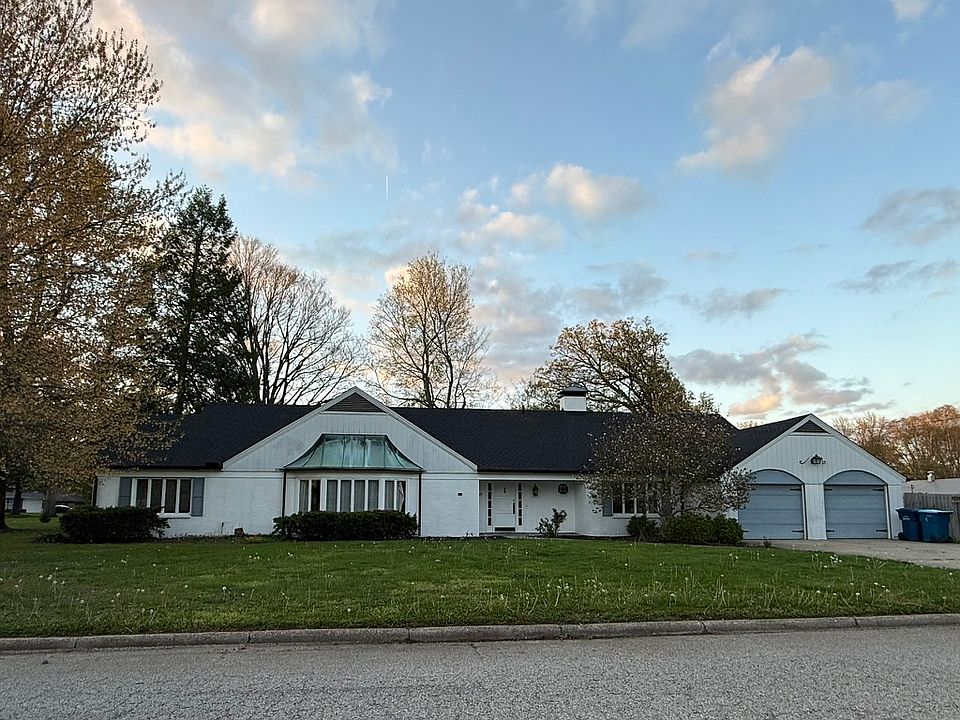 3 BR/2BA with Den/Office, 2 Car Garage on over half acre with enclosed back yard