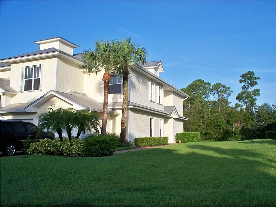 First floor corner villa with large side yard