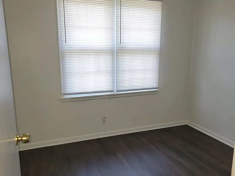 4505 E Linwood Blvd — Photo 5