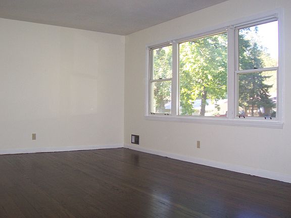 4th image of 7913 W 85th St