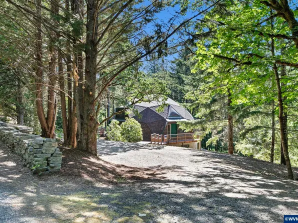 7210 NW Grandview Dr, Corvallis, OR 97330