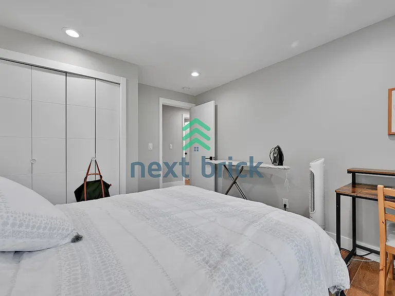 11810 NE 75th St — Photo 12