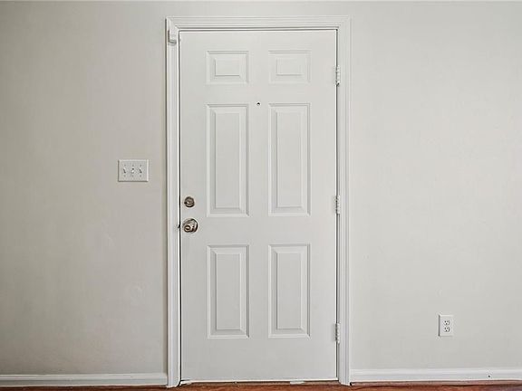 5th image of 831 Marshall Ave