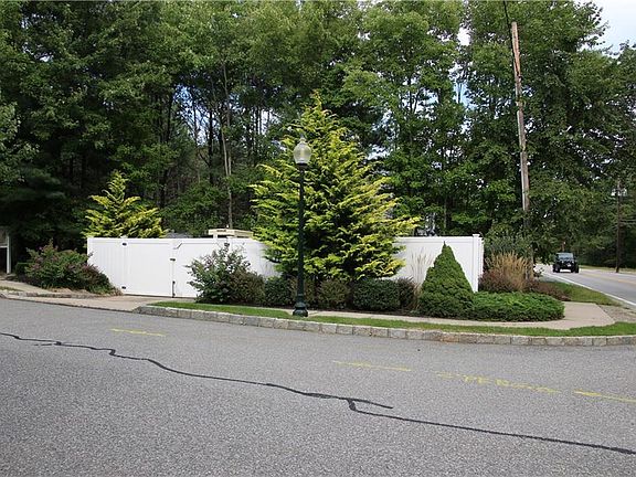 5th image of 8 Silver Pines Blvd