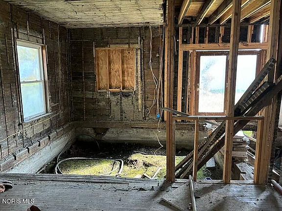 5th image of 217 E Elm St