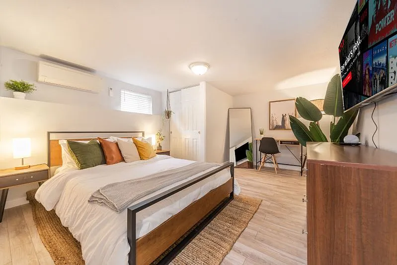2 bed, 1000 sqft, $2,300 — Photo 2