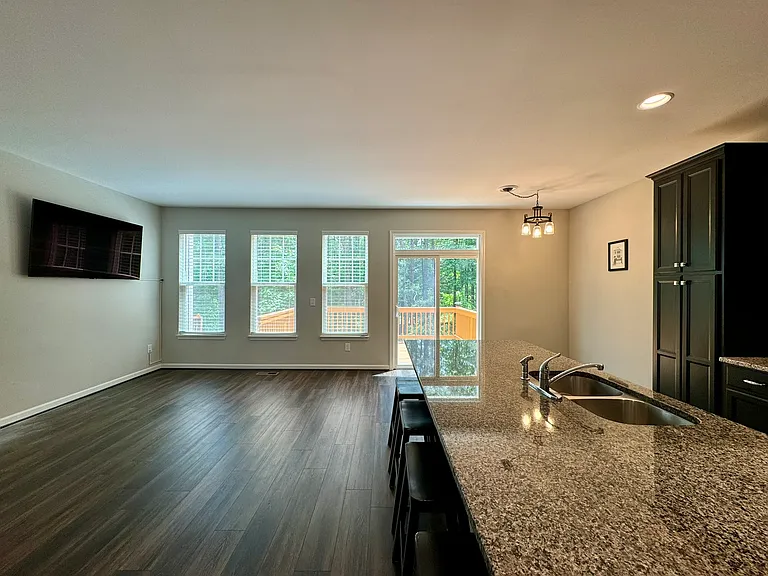1025 Lathrop Ln — Photo 11