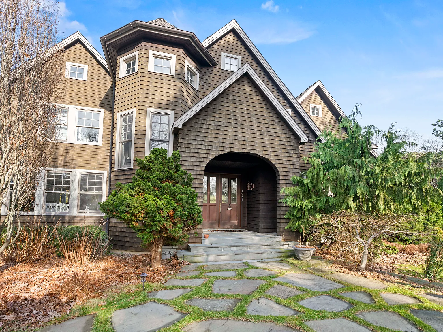 Tranquil 5 Bedroom Southampton Home — Photo 3