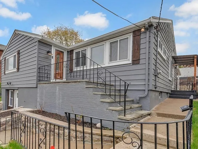 61 Montmorenci Ave — Photo 2