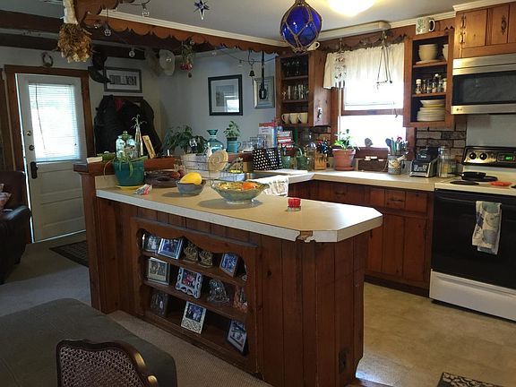 kitchen/living room w/valted ceiling