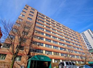 700 W Bittersweet Pl #102, Chicago, IL 60613