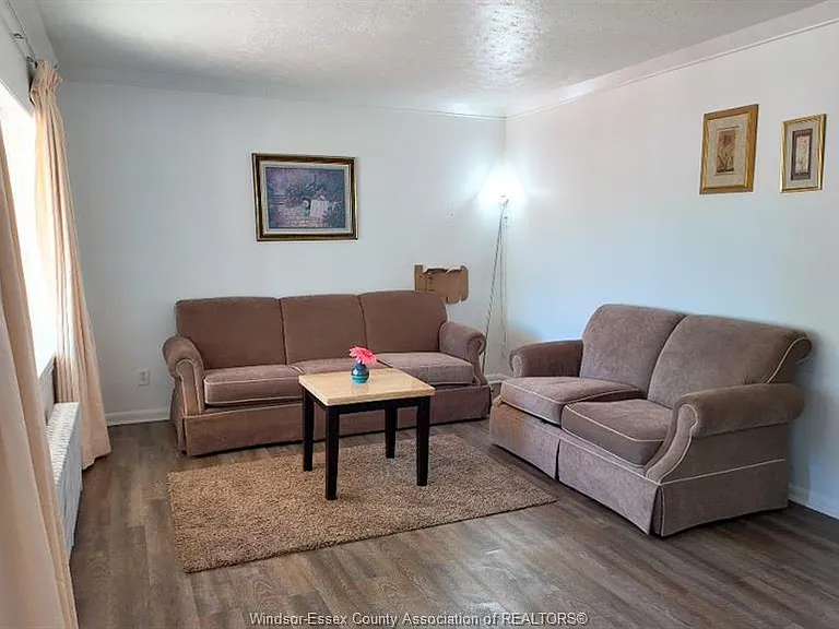 542 Charles St — Photo 2