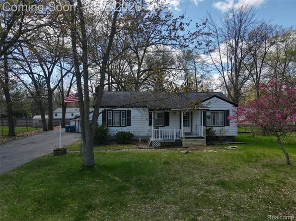 5711 Crescent Rd, Waterford, MI 48327