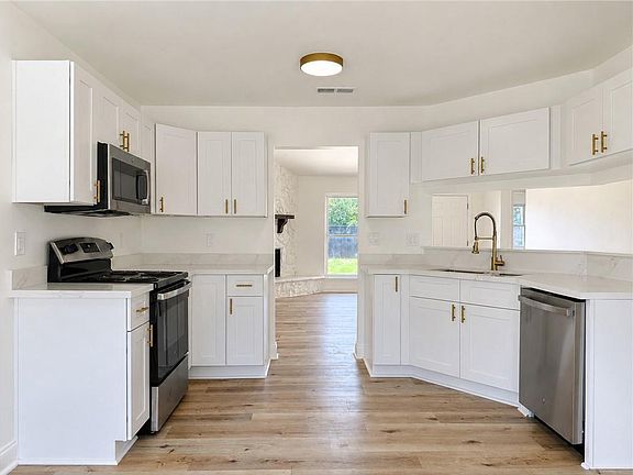 3rd image of 2909 Laurie Ln