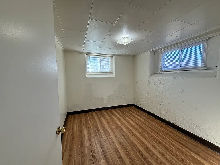 231 W 4th St #4 — Photo 33